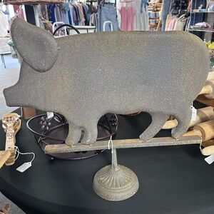 Rustic Iron Pig Table Decor - Farmhouse Accent